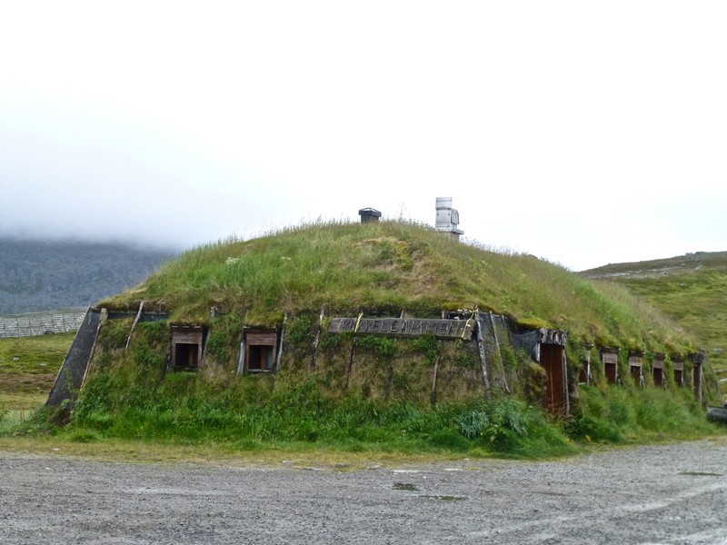 The building for the tourist with toilets and where the tasting of reindeer meat and cloud berries takes place.