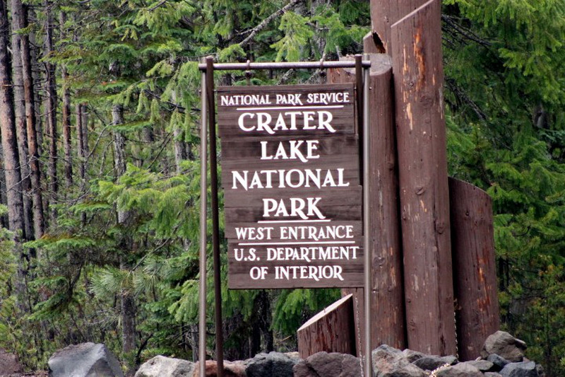 Crater Lake sign post