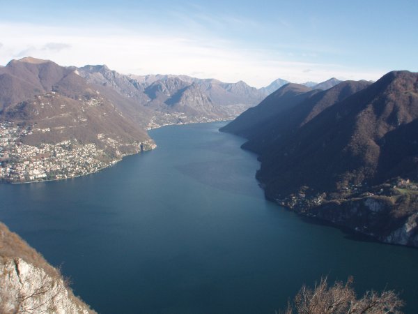 Blick vom Berg auf den Lago di Lugano im Tessin