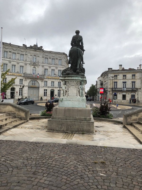 STATUE OF FTANCIS I IN “ROUND”SQUARE