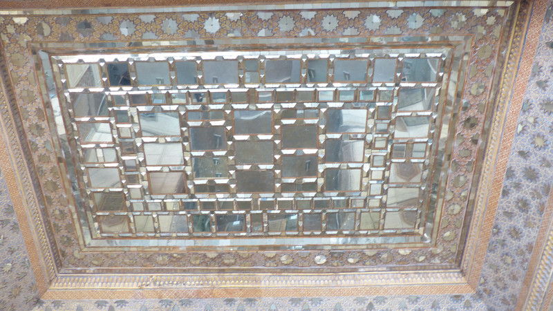 MIRRORED CEILING