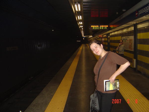 Laurie qui attend le métro