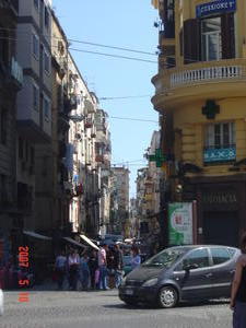Une petite rue commerçante de Naples