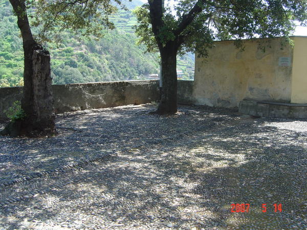 Le sol près d'une vielle chapelle