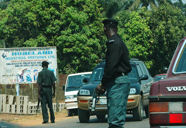 nigerian police roadblock - takin bribes