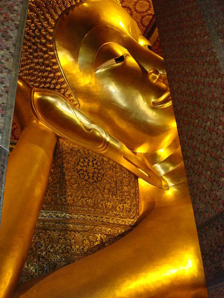 El enigmatico y enorme Buda inclinado en Wat Phro