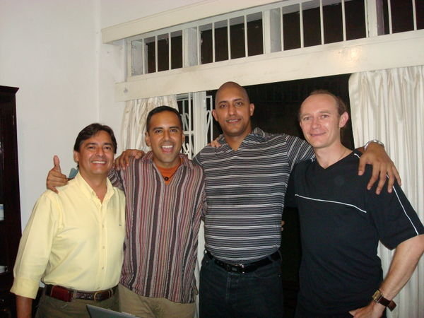 Con Hugo, Gustavo y el gringo colombiano...