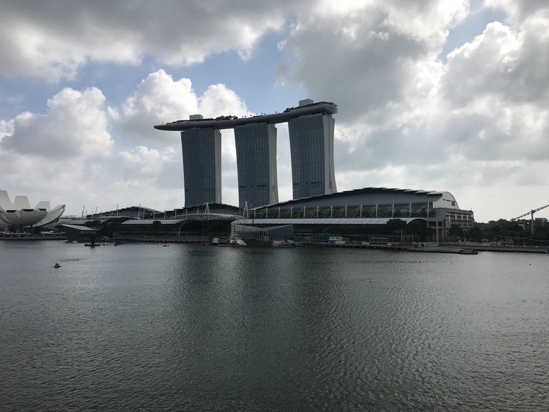 Marina Bay Sands showing enormous platform on top (left end open to public)