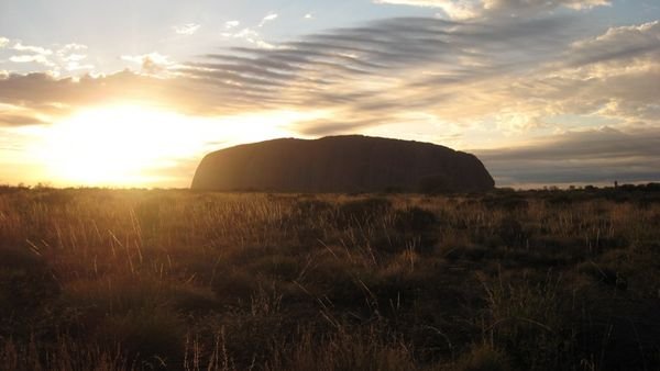 Auringonnousu Ulurulla