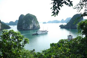 Welcome to Vietnam, home to one of the world's 7 Natural Wonders - Halong Bay 