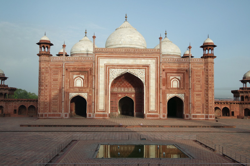 A mosque on one side of the Taj Mahal