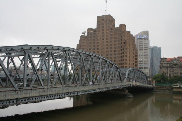 横跨苏州河两岸的外白渡桥