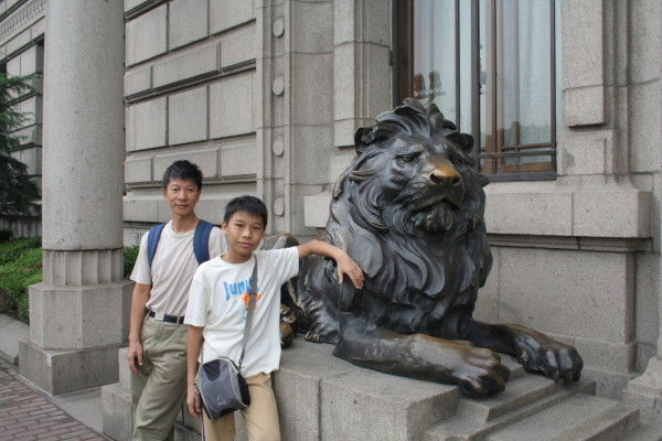 浦东发展银行大厦前的狮子
