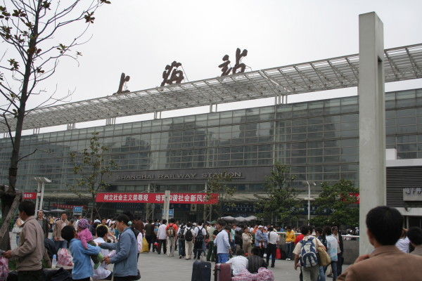 人潮汹涌的上海火车站