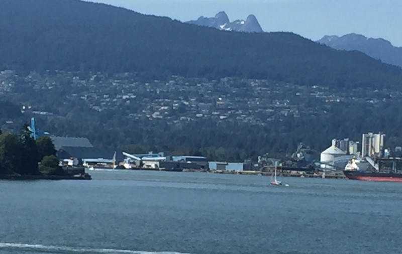 North Vancouver and the mountaIns in summer 