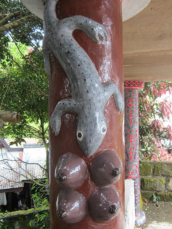 Gecko and Breasts on Tomb Pillar