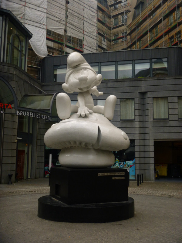 Smurf statue near Central Station 