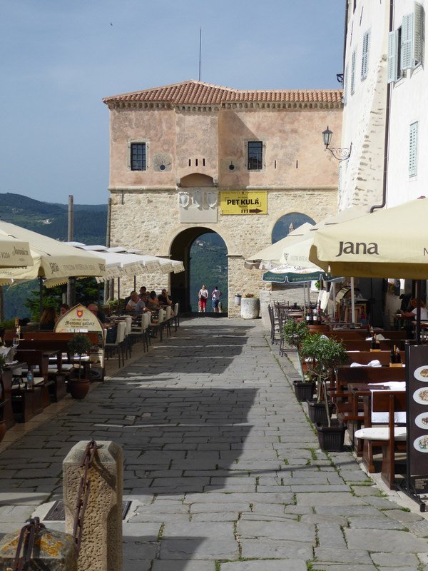 We ate at the restaurant on the left, Motovun