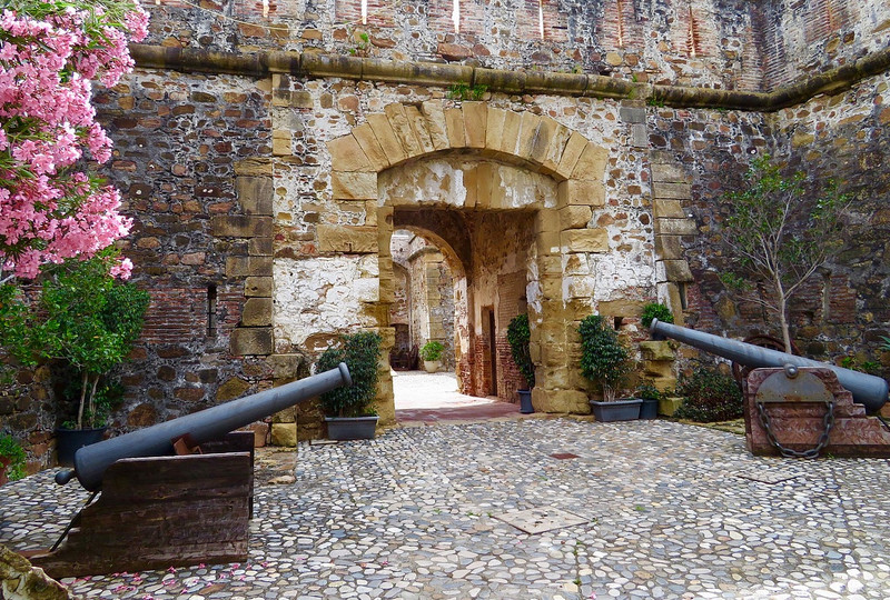 Du Duquesa Castle entrance 
