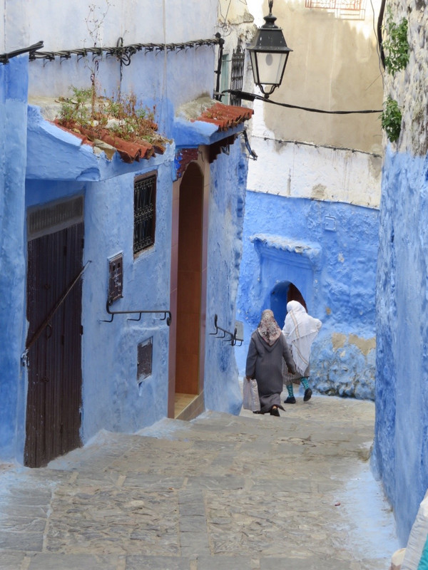 Locals in the streets of Chefchaouen 