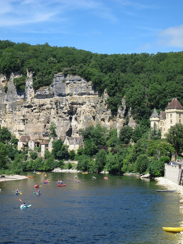 People kayaking on the Dordogne.