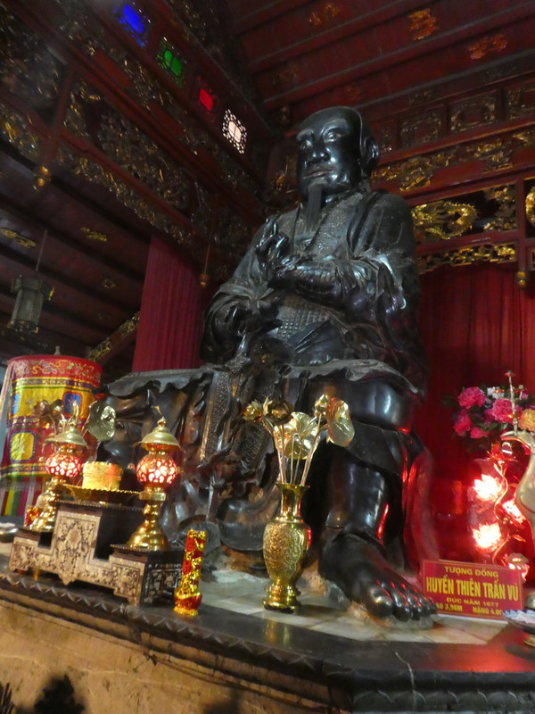 A very big bronze statue of Confucius.