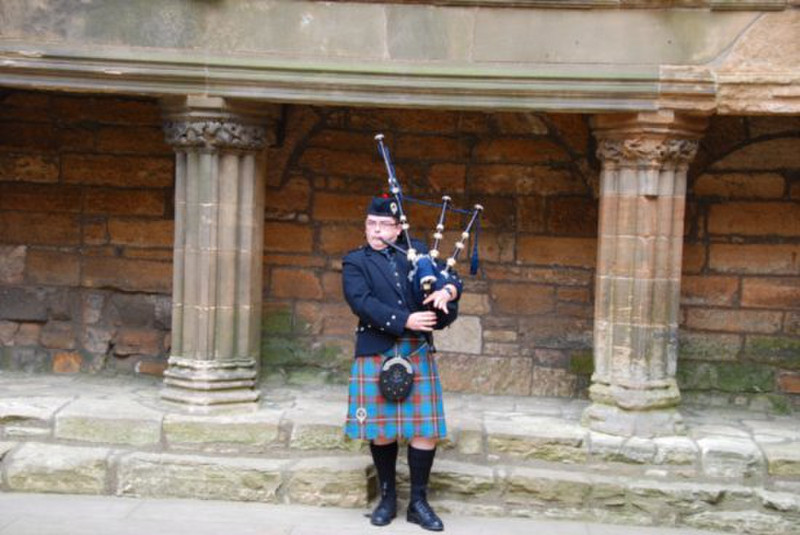 piper in Linlithgow Castle