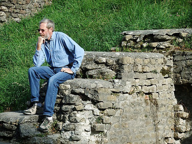 The &quot;thinker&quot; sitting on a stone wall built by the