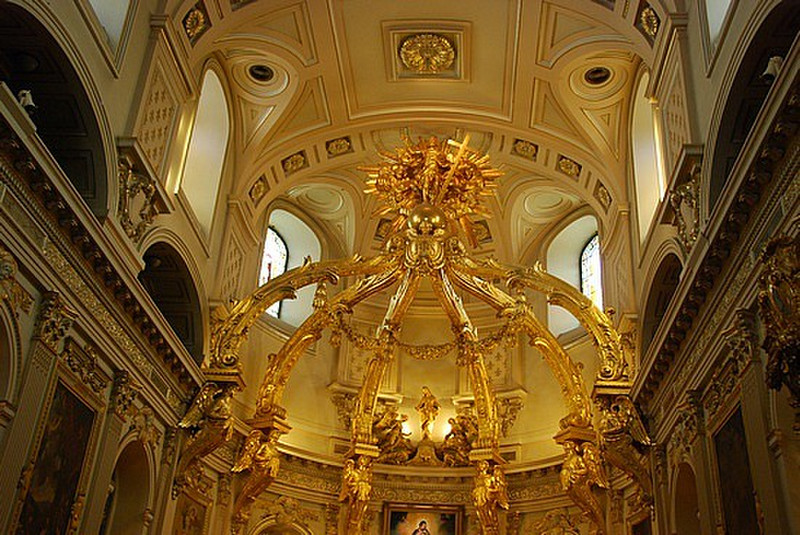 altar in Bascillica De Notre Dame