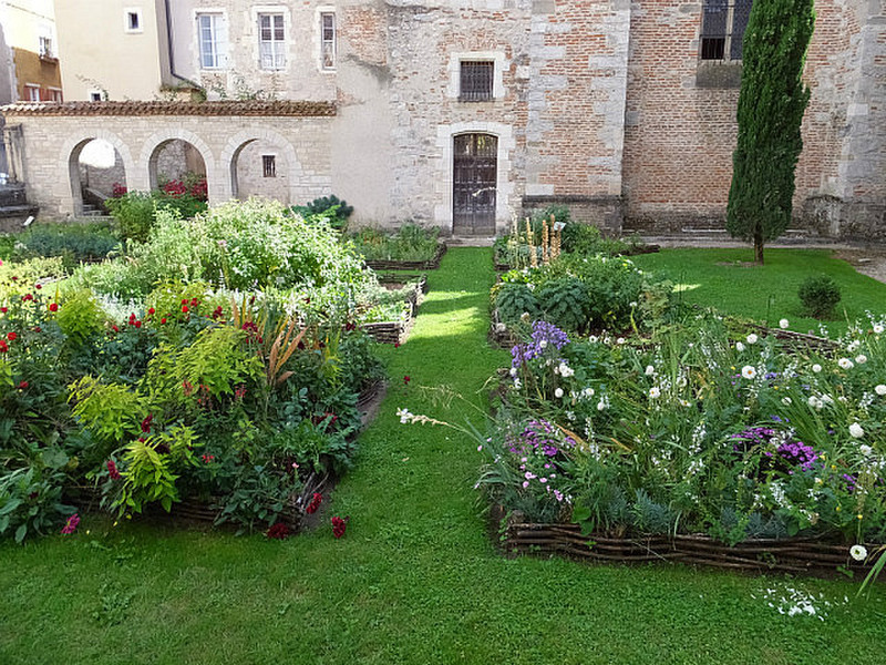 Garden at Cathedral St. Etienne