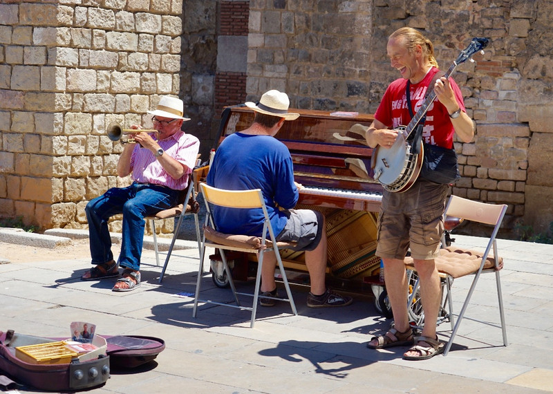 Street performers in the Gothic Quarter, Barcelona