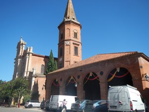 La Halle et l'église de Mazères