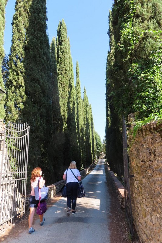 Borgo San Luigi - Jody & Anna at Entrance 