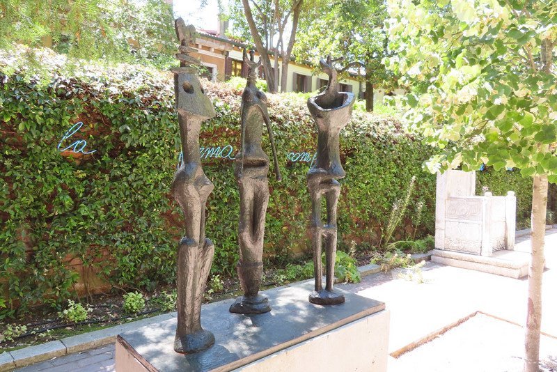 Guggenheim - Three Standing Figures - Henry Moore