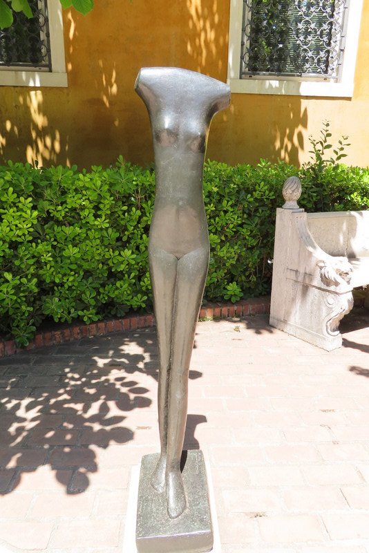 Guggenheim - Woman Walking - Alberto Giacometti