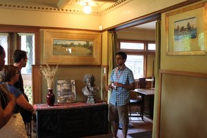 Frank Lloyd Wright House - Tourguide In Parlor