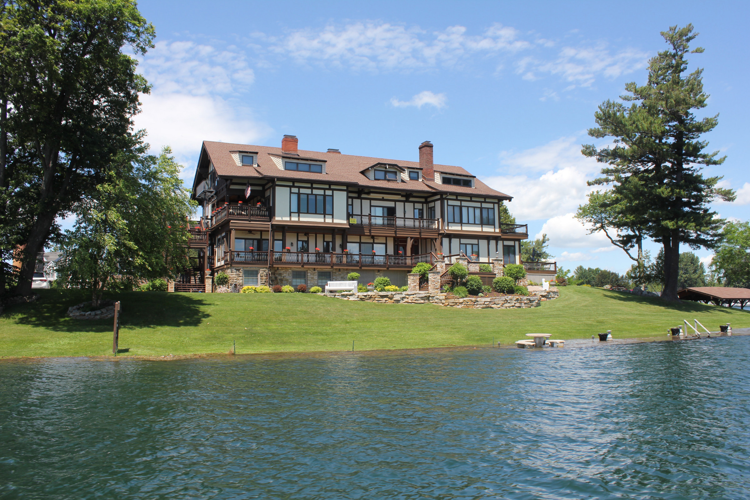 Clayton Island Tours - Huge House | Photo