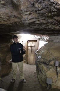 Skyline Caverns - Tourguide at the Door