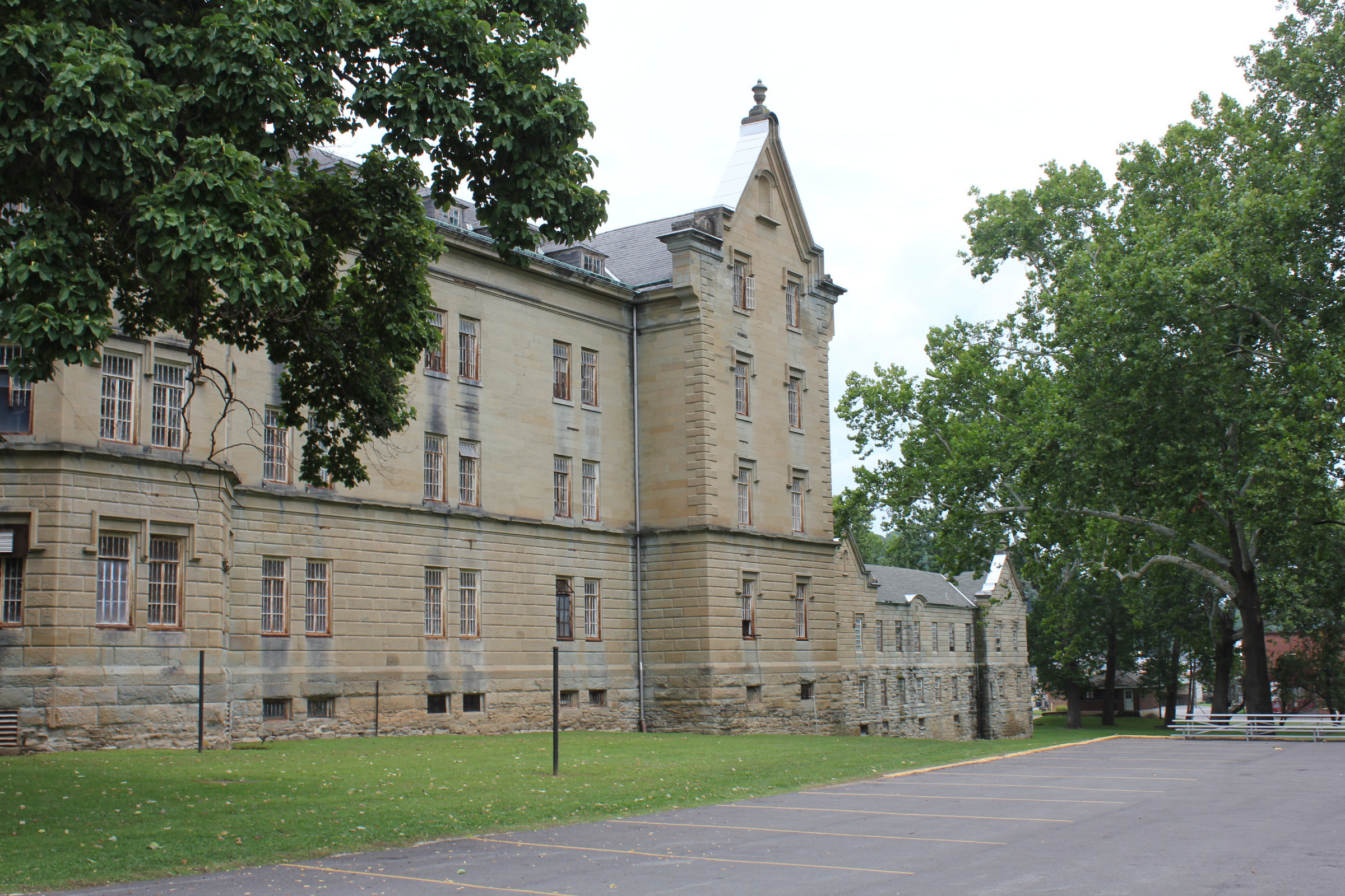 lunatic-asylum-main-building-photo