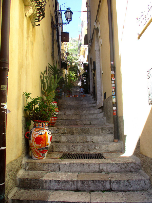 One of numerous alleyways along Corso Umberto.