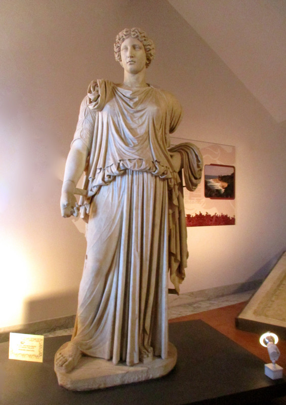 Marble statue, Villa Fondi