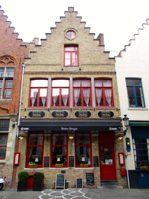 Another facade, St.-Amandsstraat