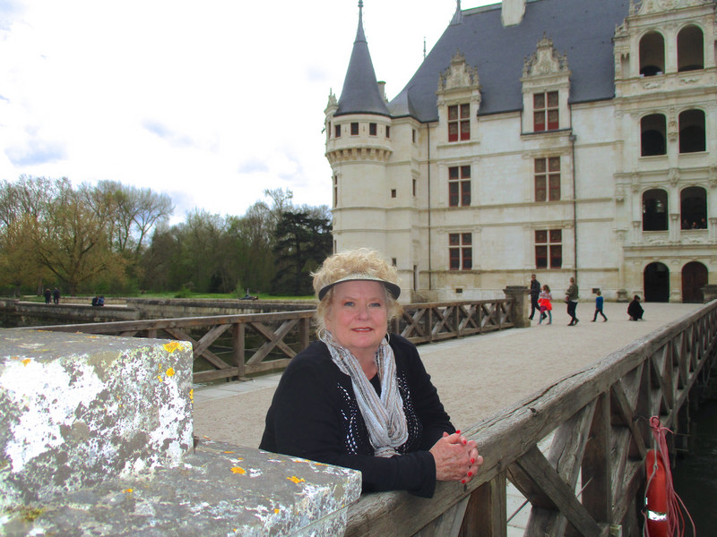 On the bridge to the château
