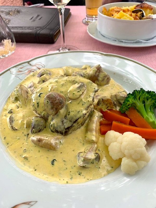 Beef with Béarnaise sauce