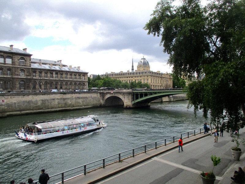 Sightseeing boat on the Seine