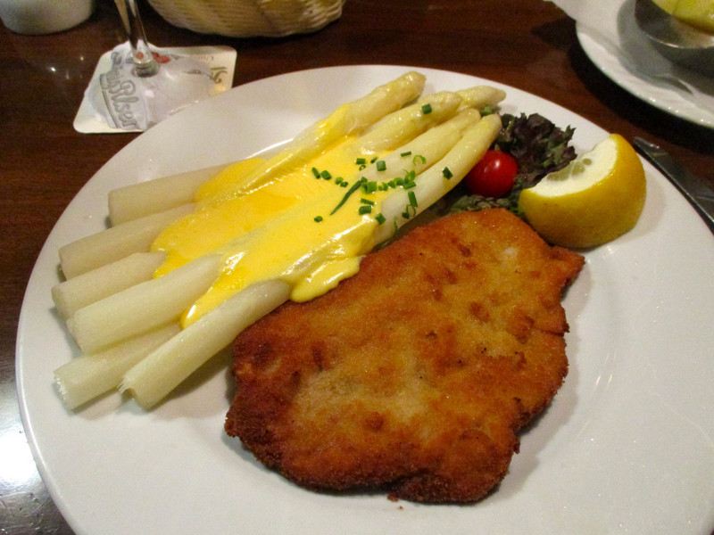 White asparagus and schnitzel