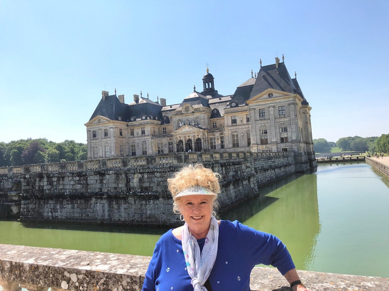 Dee standing by the château's moat
