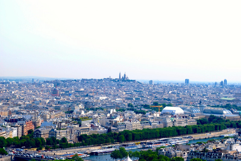 Basilique du Sacré-Cœur (Montmartre) in the distance