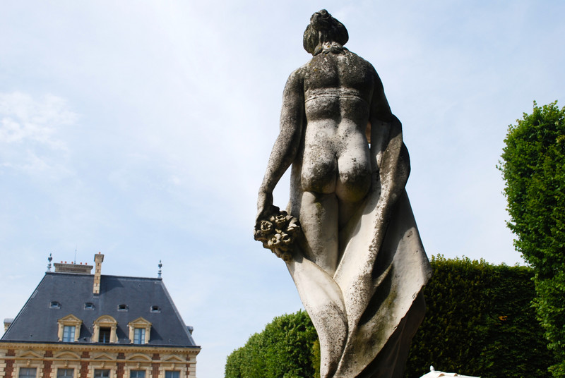 Butt naked lady statue near the château