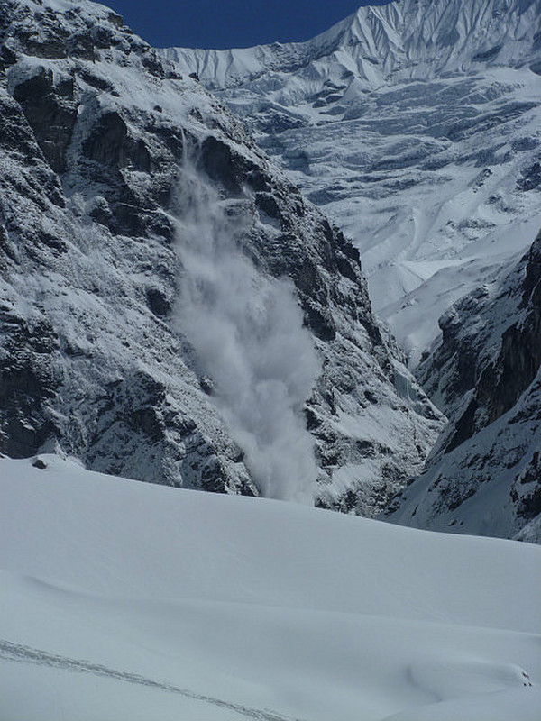 Avalanche on opposite valley